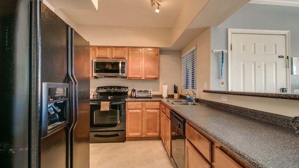 Studio (1 Bedroom) | Private kitchen | Fridge, microwave, oven, stovetop