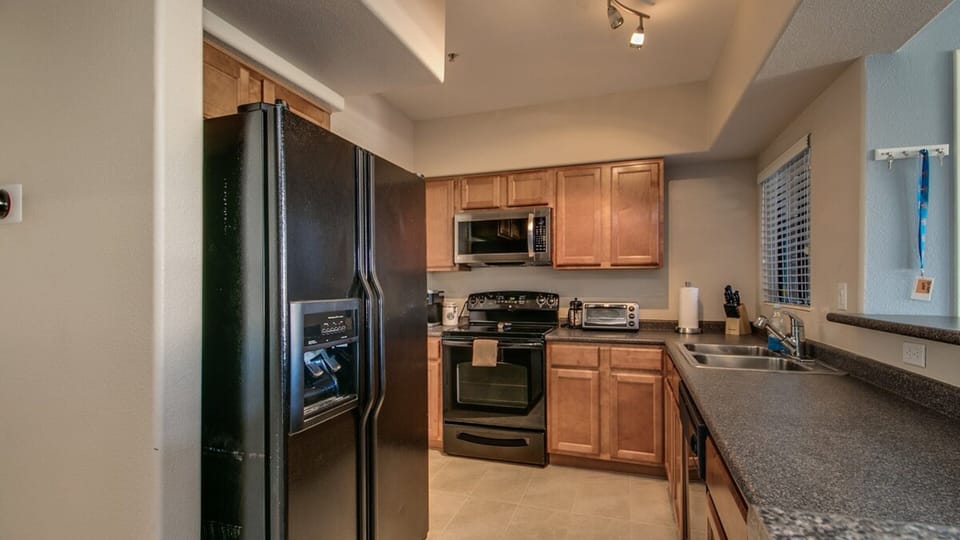Studio (1 Bedroom) | Private kitchen | Fridge, microwave, oven, stovetop
