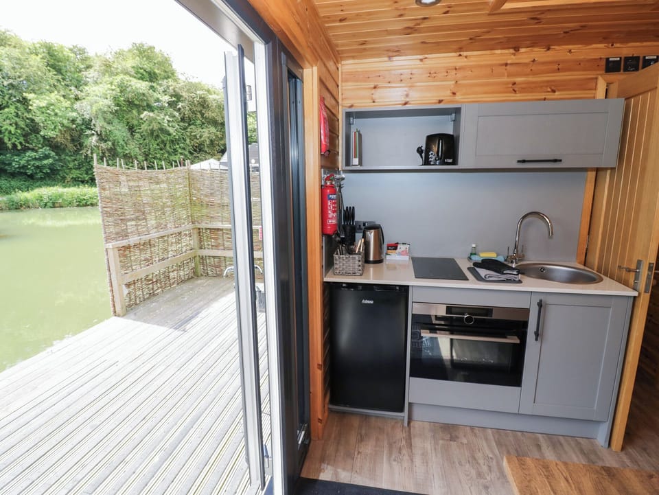 Cottage | Private kitchen | Fridge, microwave, electric kettle, cookware/dishes/utensils