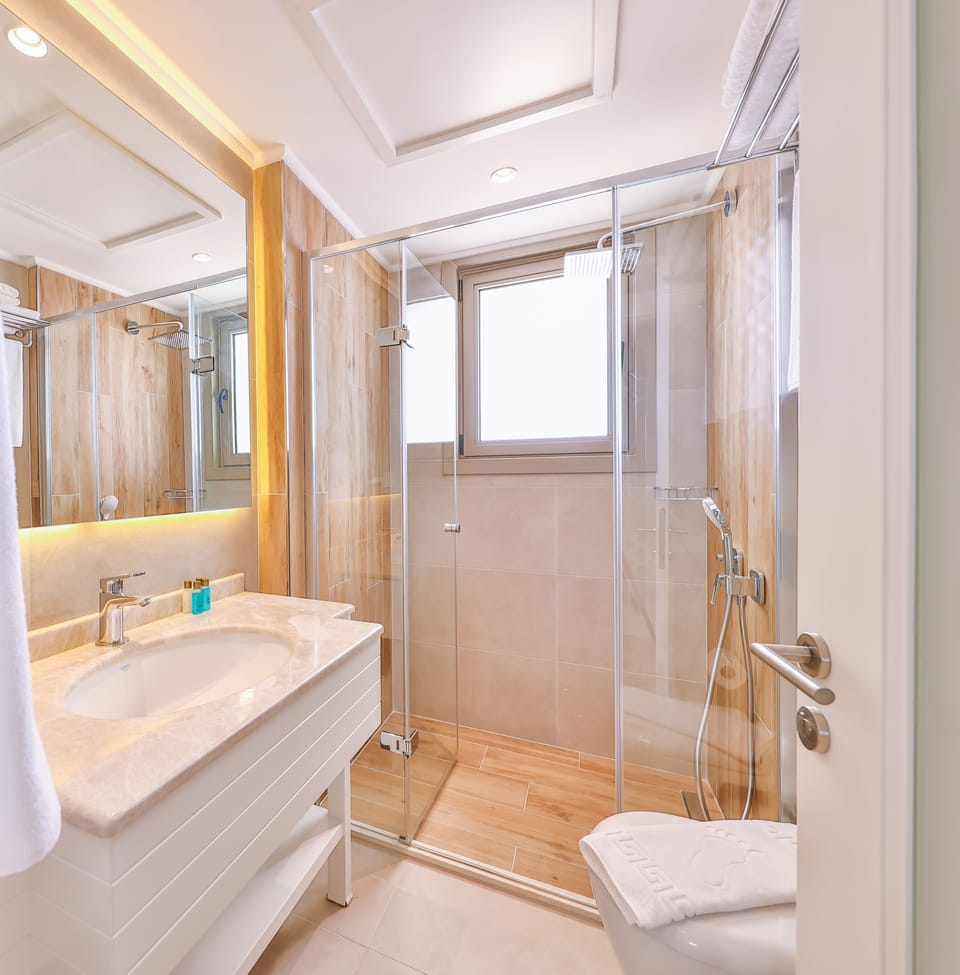 Shower, rainfall showerhead, free toiletries, hair dryer
