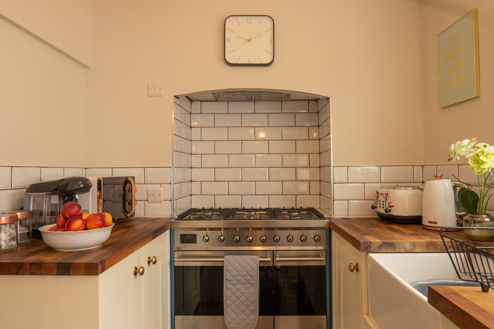 Superior House, Private Bathroom (Langleigh Villa) | Shared kitchen | Highchair