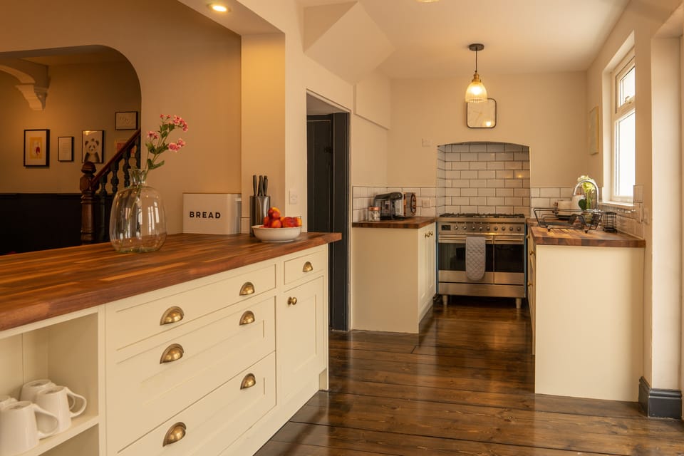 Superior House, Private Bathroom (Langleigh Villa) | Shared kitchen | Highchair
