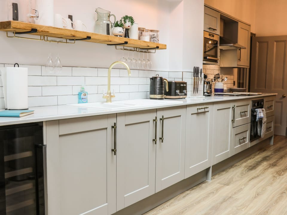 Cottage | Private kitchen | Fridge, dishwasher, cookware/dishes/utensils