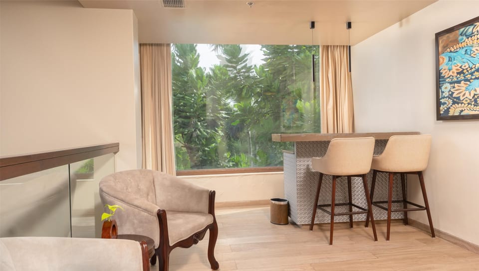 Premium bedding, in-room safe, individually decorated
