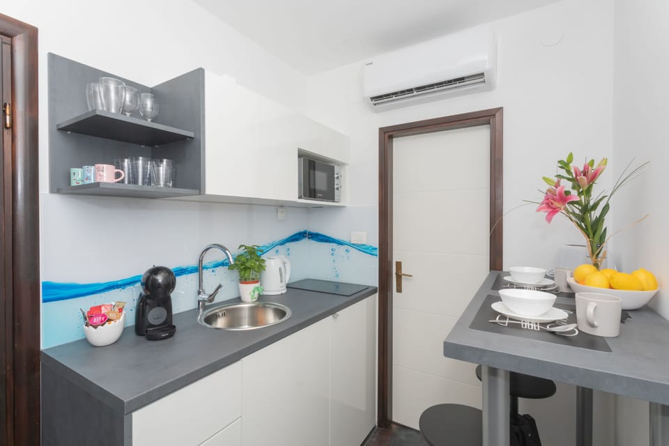 City Studio | Private kitchen | Mini-fridge, microwave, stovetop, espresso maker
