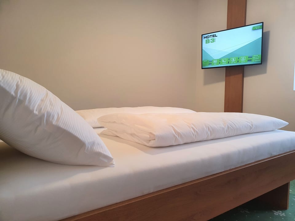 Comfort Double or Twin Room | In-room safe, desk, blackout drapes, soundproofing
