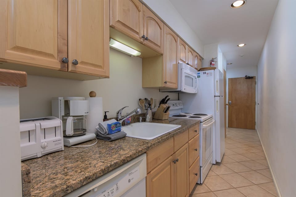 Condo, 1 Bedroom | Private kitchen | Fridge, oven, stovetop, dishwasher