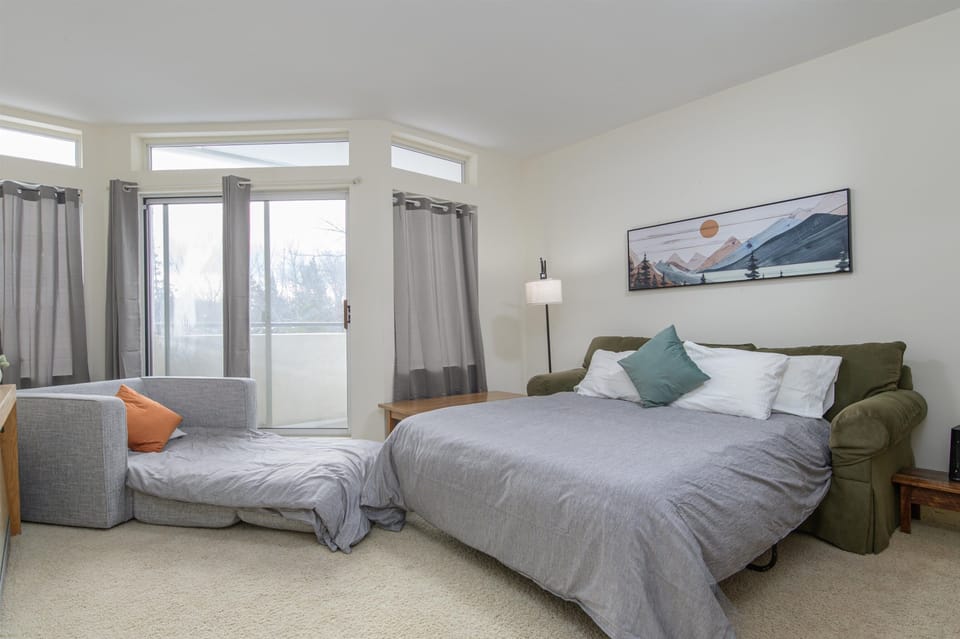 208 Village Gate Studio Bedroom Condo by RedAwning Apartment in Warren