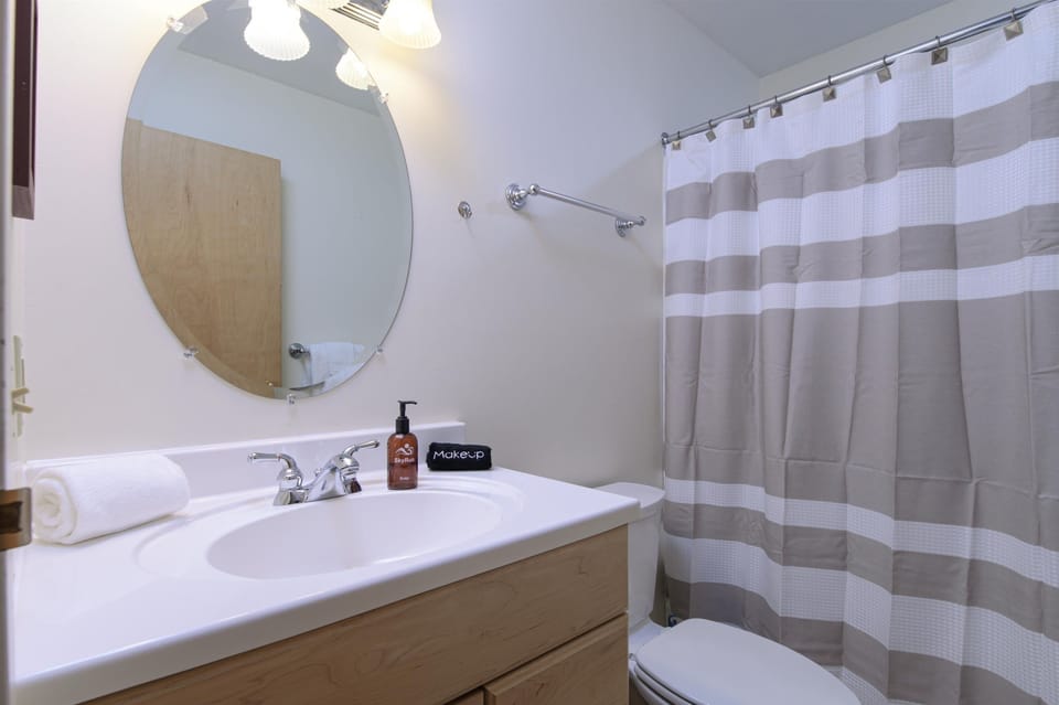 208 Village Gate Studio Bedroom Condo by RedAwning Apartment in Warren