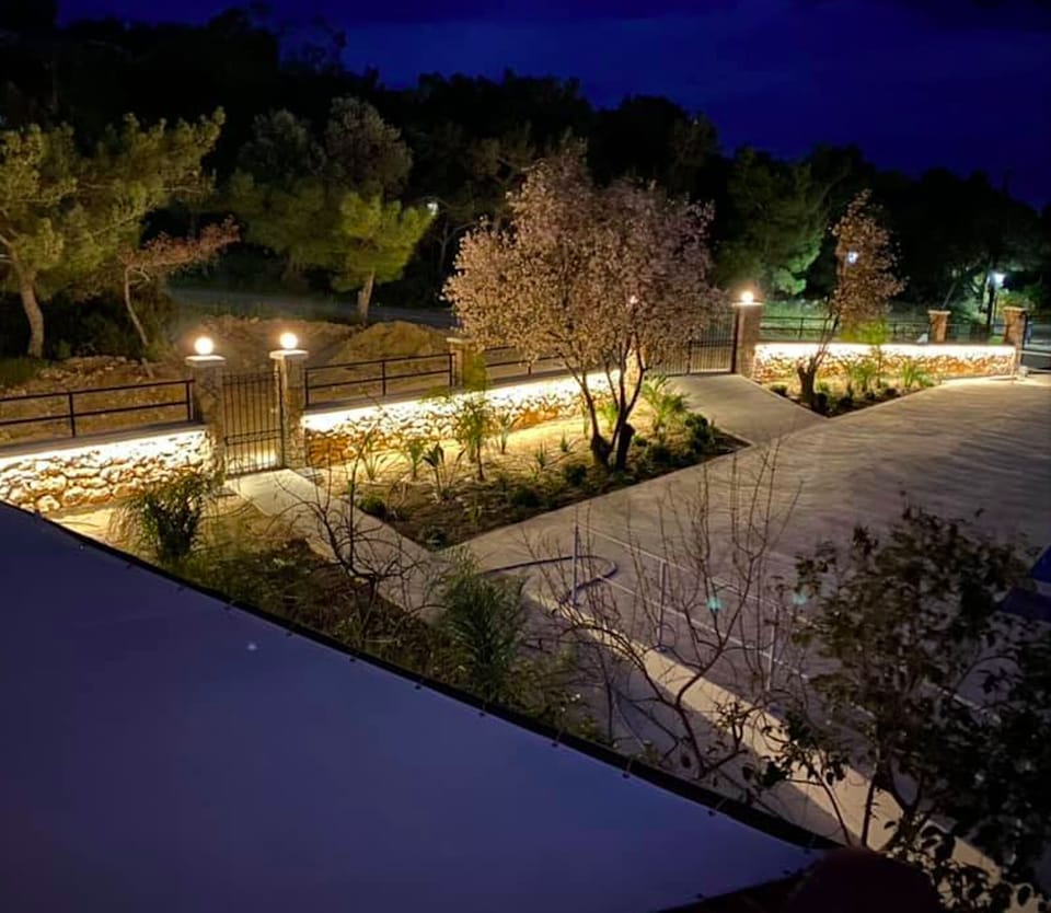 Room, 1 Bedroom, Smoking, Garden View | Property entrance