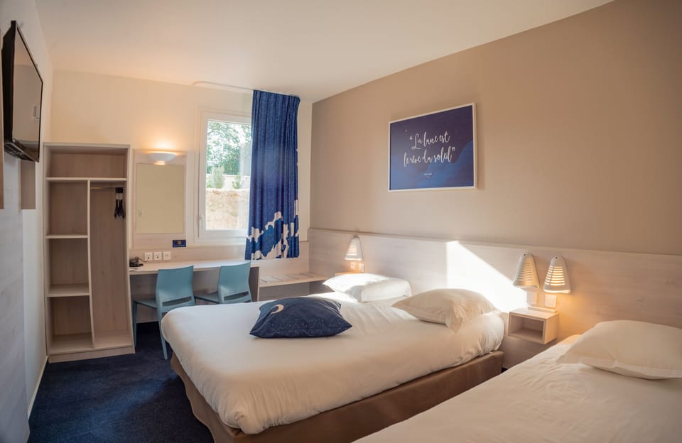 Triple Room | Premium bedding, desk, soundproofing, free cribs/infant beds