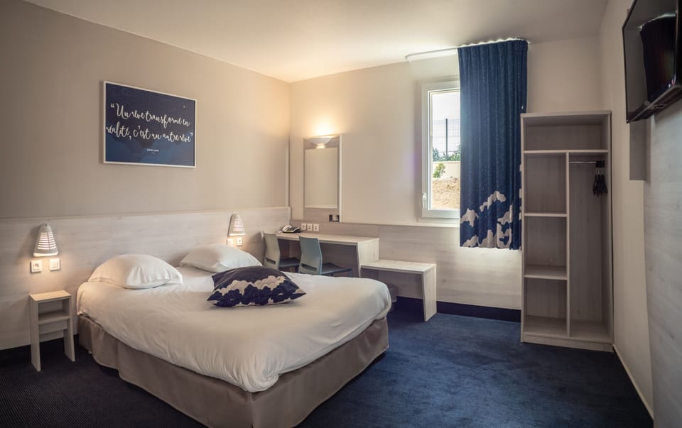 Chambre accessibles aux personnes à mobilité réduite | Premium bedding, desk, soundproofing, free cribs/infant beds