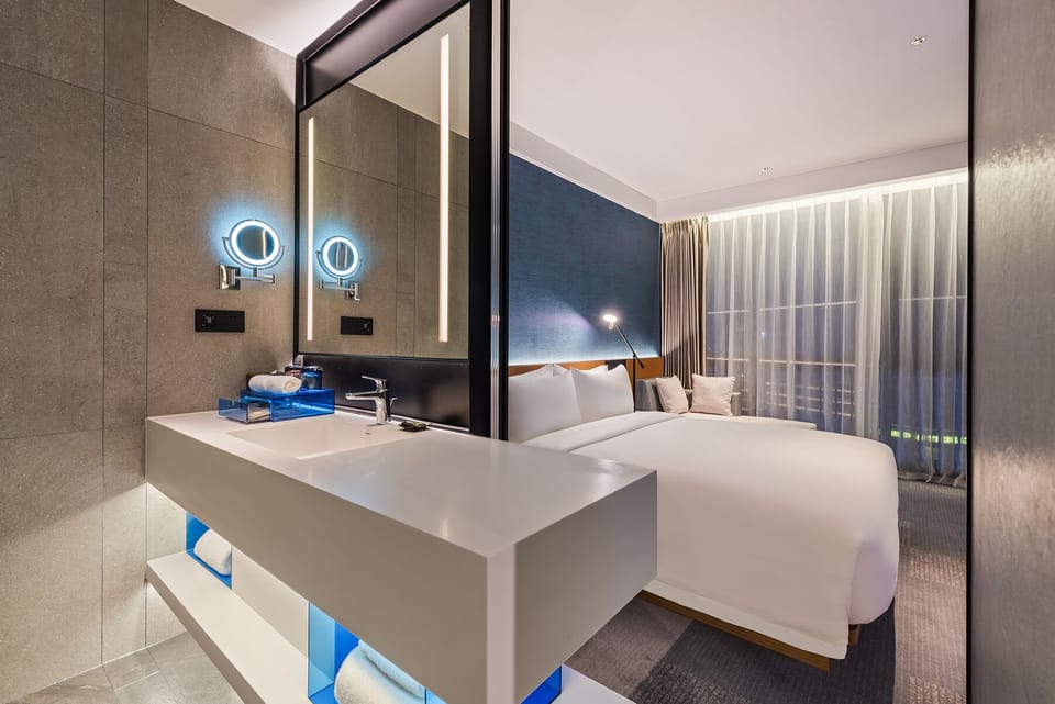 Standard Room, 1 King Bed | Bathroom | Slippers, towels