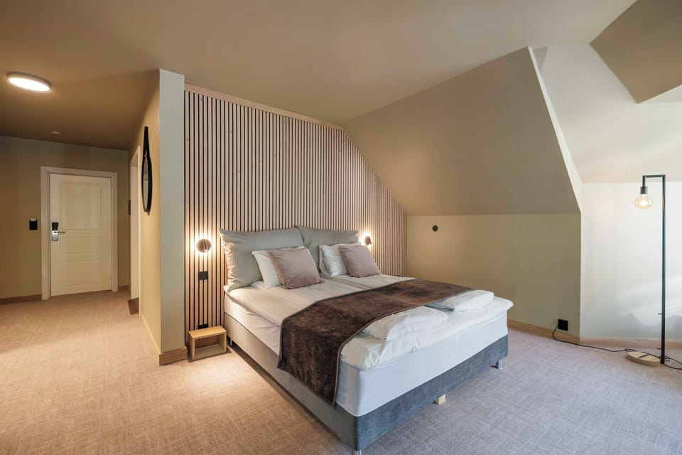 Suite | Pillowtop beds, desk, iron/ironing board (on request), bed sheets