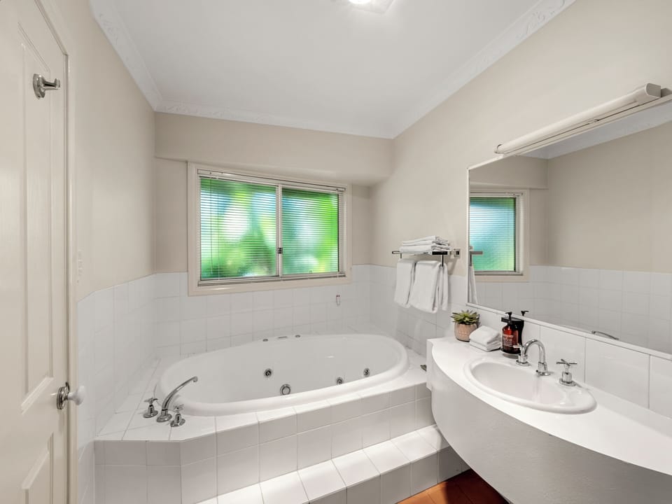 Deluxe Room, 1 Queen Bed, Garden View (Spa) | Bathroom | Shower, free toiletries, hair dryer, towels