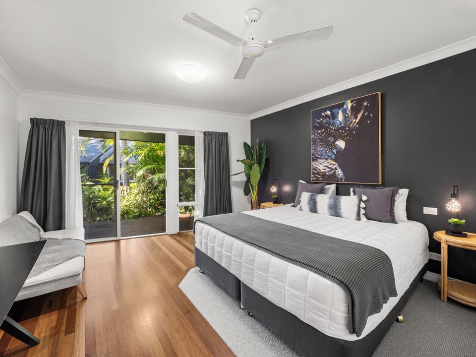 Standard Room, 1 King Bed, Mobility Accessible, Garden View | Premium bedding, desk, laptop workspace, iron/ironing board