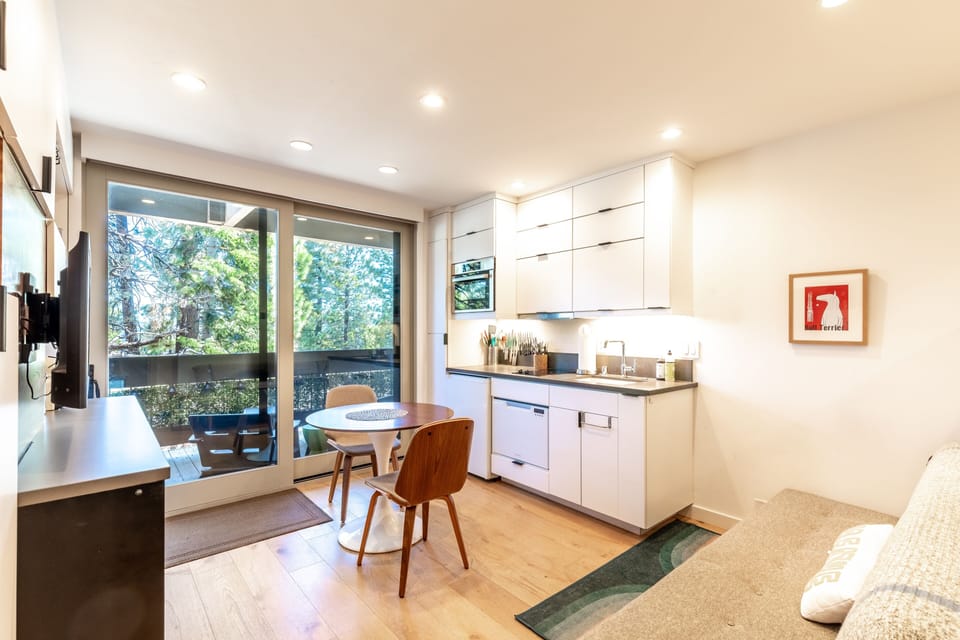 Room, 1 Bedroom | Private kitchen | Microwave, toaster