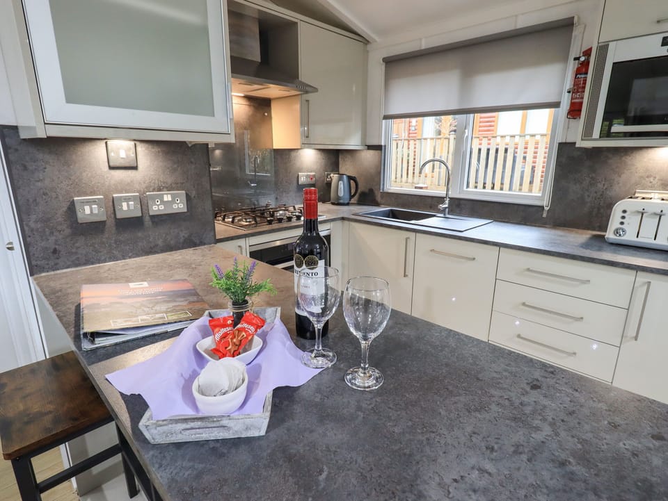 Cottage | Private kitchen | Fridge, dishwasher, electric kettle, cookware/dishes/utensils