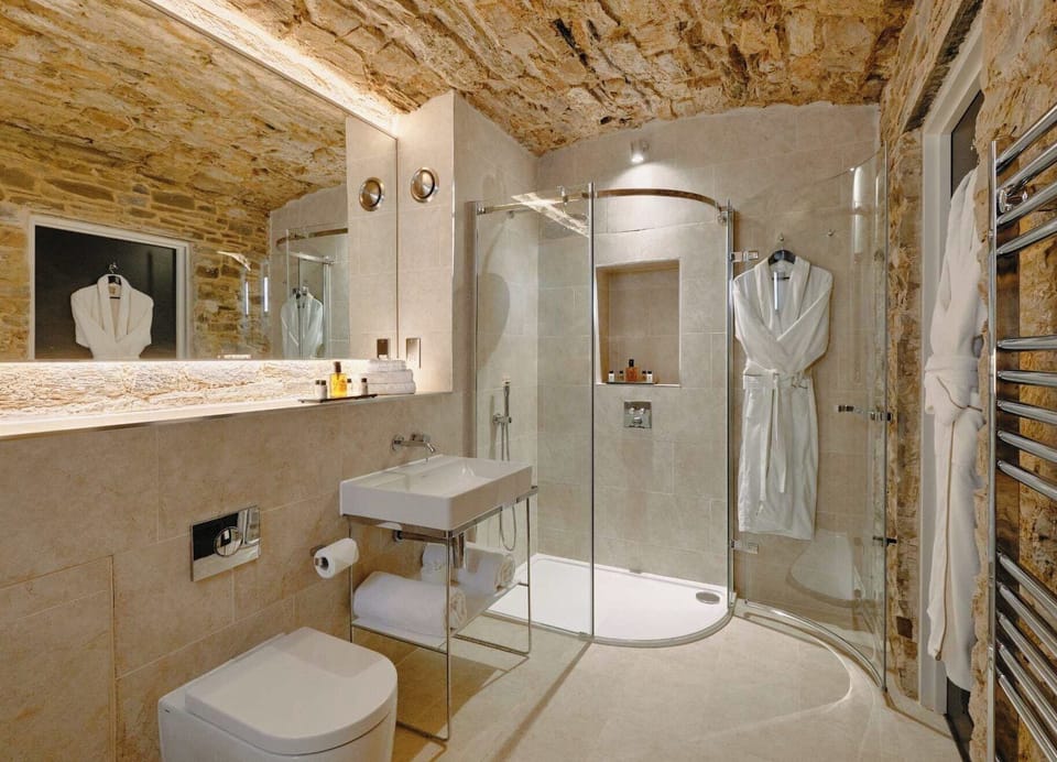 Separate tub and shower, deep soaking tub, rainfall showerhead
