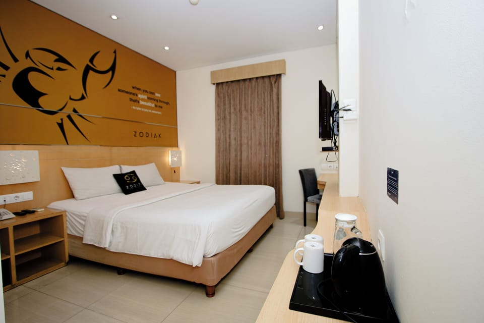 In-room safe, desk, free WiFi