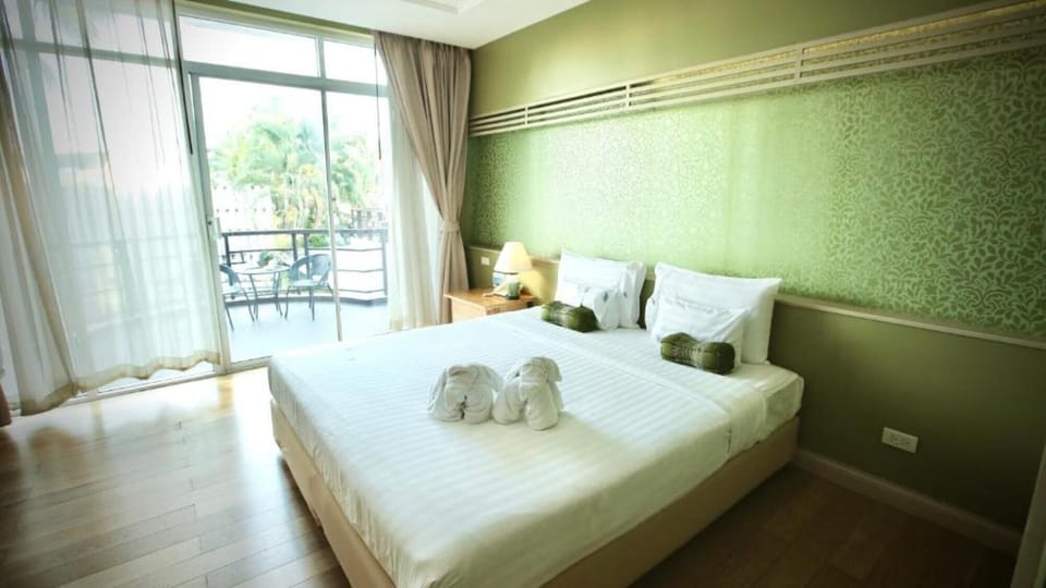 Deluxe Pool Terrace | Premium bedding, in-room safe, desk, laptop workspace