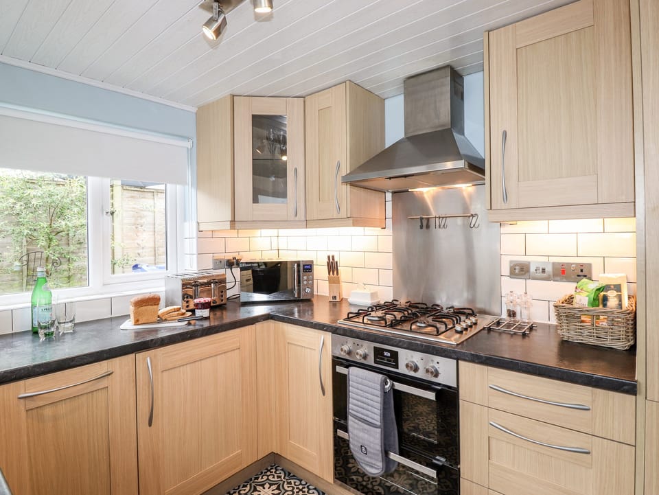 Cottage | Private kitchen | Fridge, microwave, dishwasher, electric kettle