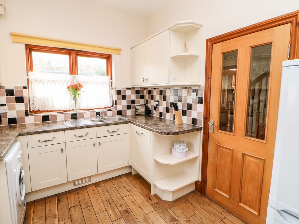 Cottage | Private kitchen | Fridge, dishwasher, cookware/dishes/utensils