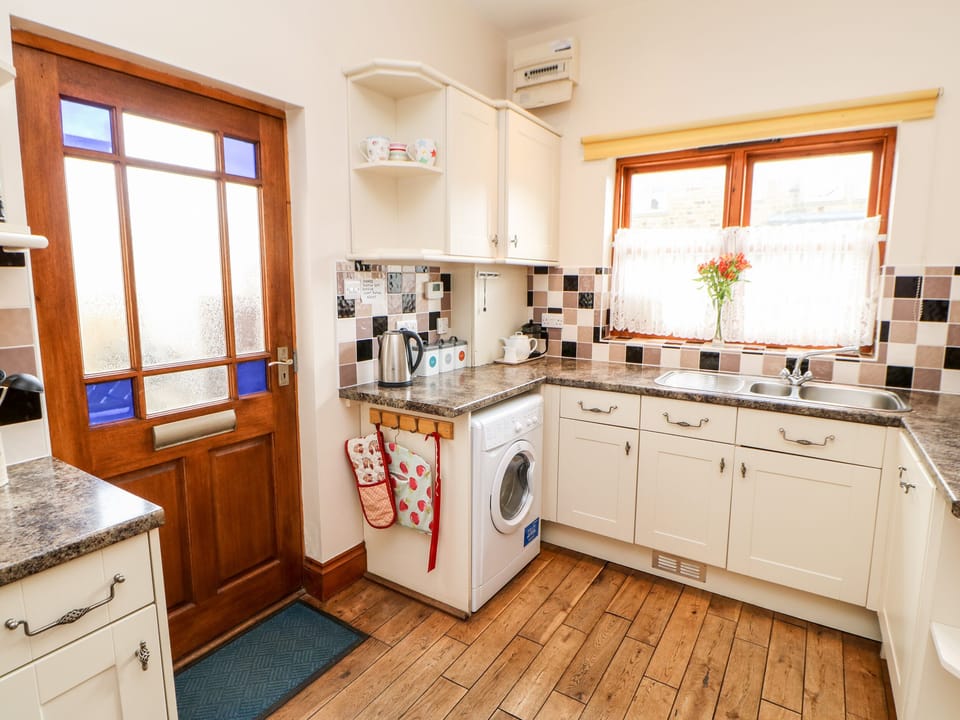 Cottage | Private kitchen | Fridge, dishwasher, cookware/dishes/utensils