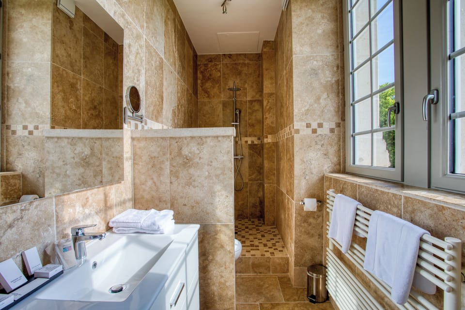 Shower, rainfall showerhead, free toiletries, hair dryer