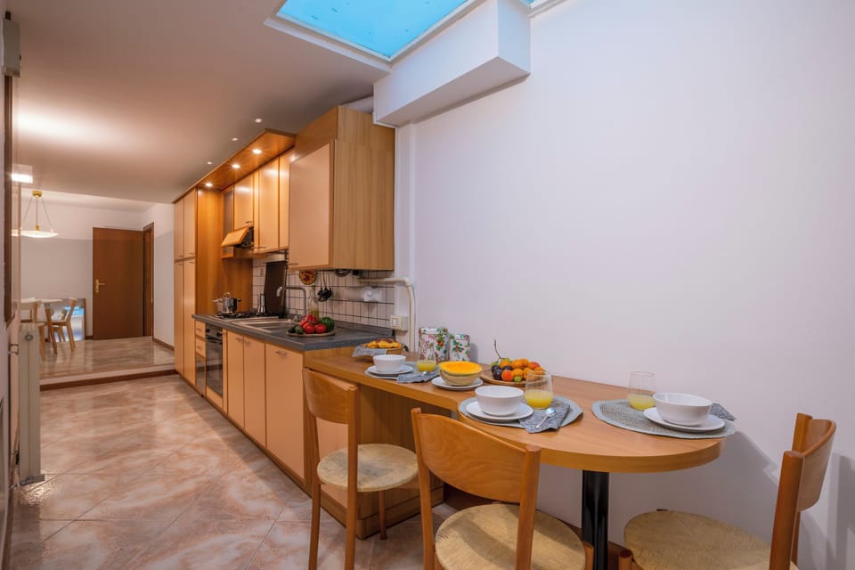 Family Apartment, 2 Bedrooms, Balcony (Cozy Apartment In The Heart Of Riva) | Dining
