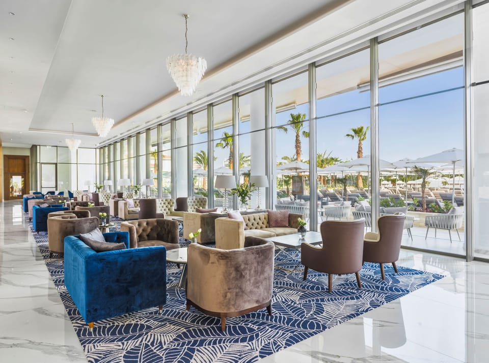2 bars/lounges, cocktail bar