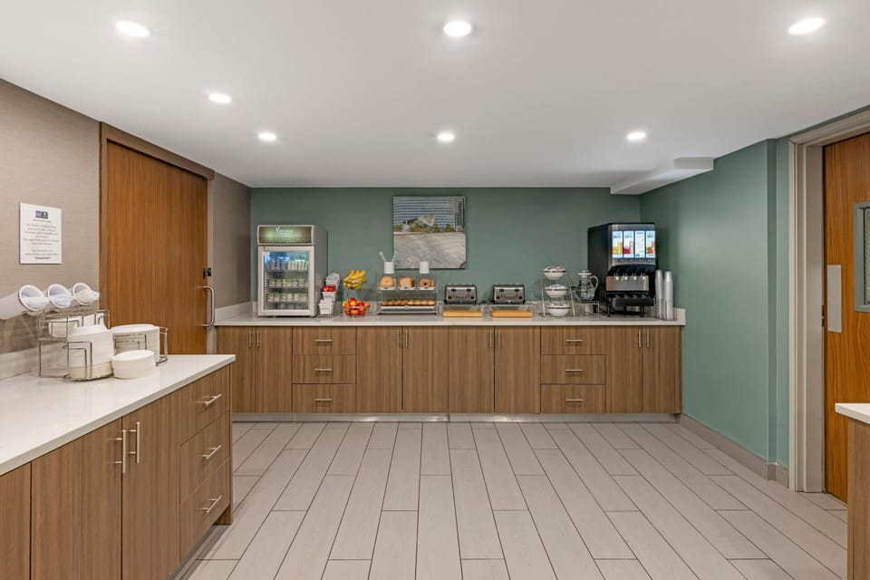 Free daily buffet breakfast