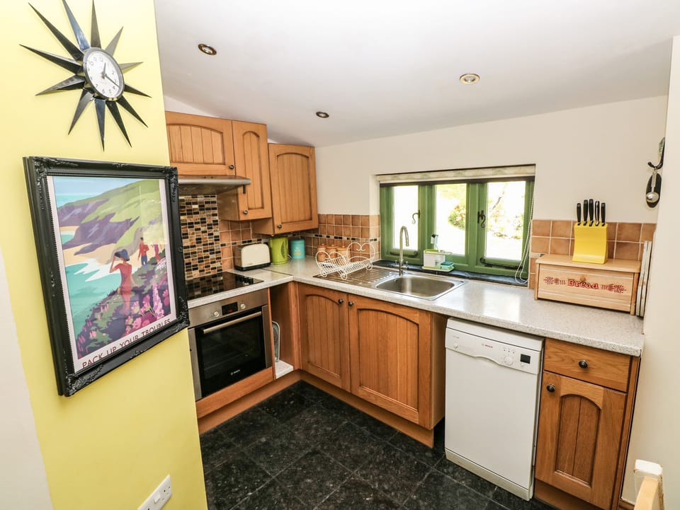 Cottage | Private kitchen | Fridge, microwave, dishwasher, electric kettle