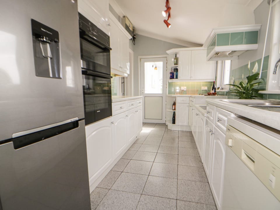 Cottage | Private kitchen | Fridge, microwave, dishwasher, electric kettle