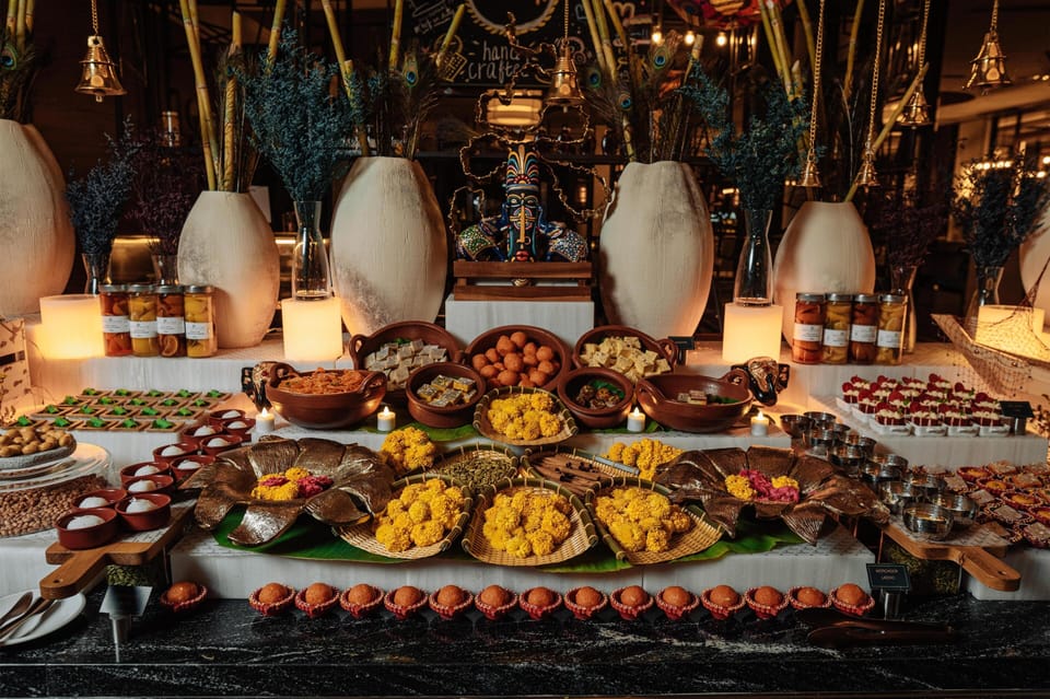 10 restaurants, breakfast, lunch, dinner served; international cuisine