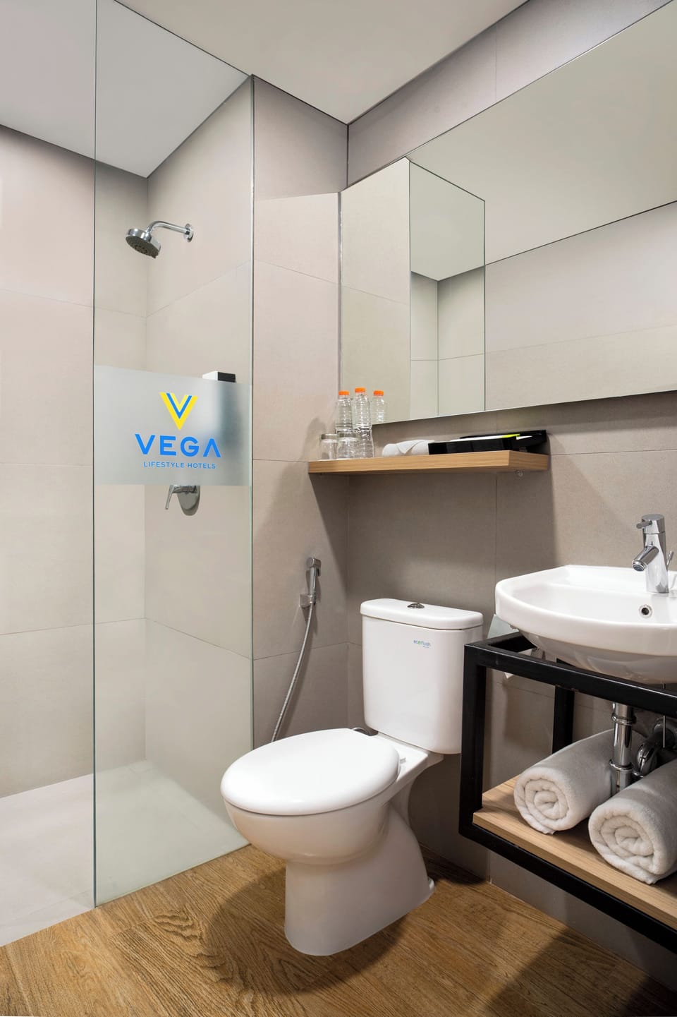 Business Room, 1 Queen Bed | Bathroom | Shower, free toiletries, hair dryer, slippers