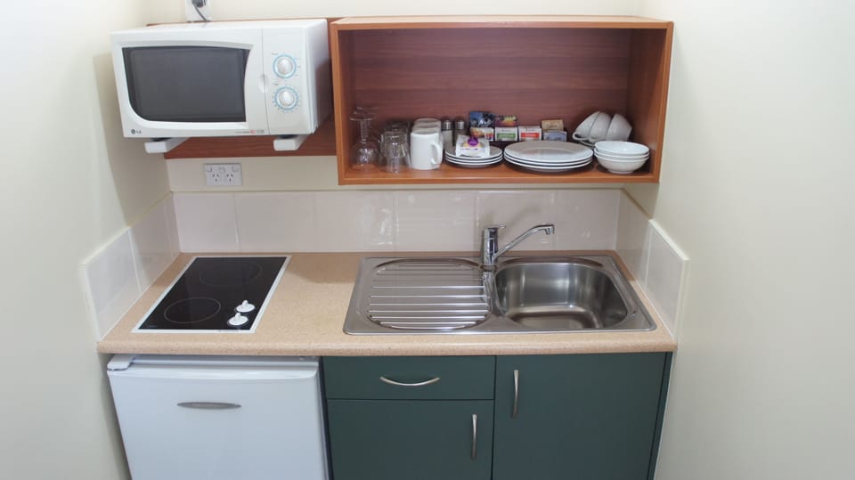 Executive Spa Studio | Private kitchenette | Fridge, microwave, coffee/tea maker, cookware/dishes/utensils