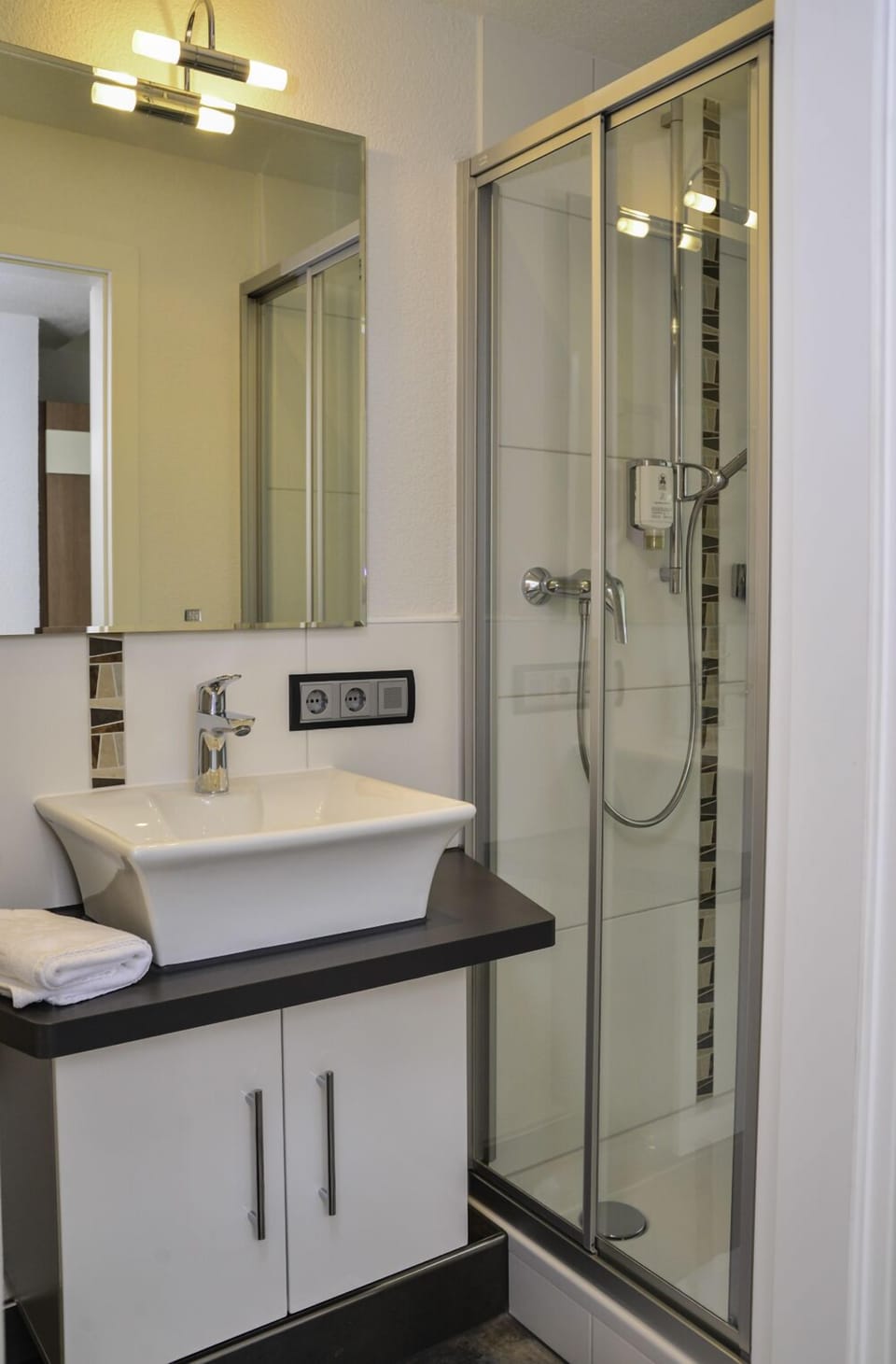 Superior Single Room, 1 Large Twin Bed | Bathroom | Hair dryer, towels