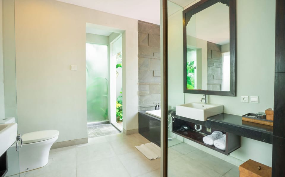 Separate tub and shower, deep soaking tub, rainfall showerhead