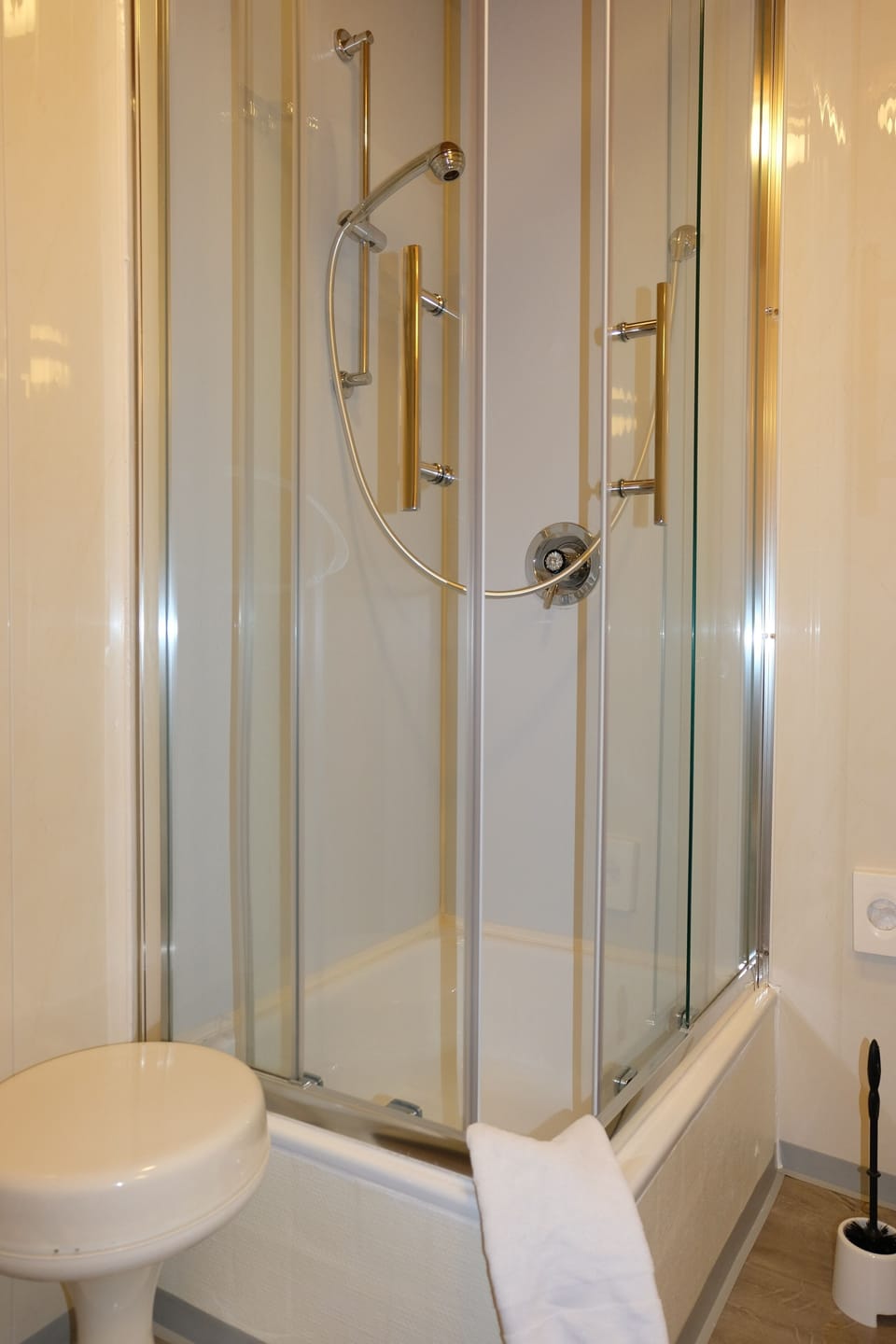 Standard Single Room, 1 Queen Bed | Bathroom | Shower, free toiletries, hair dryer, towels