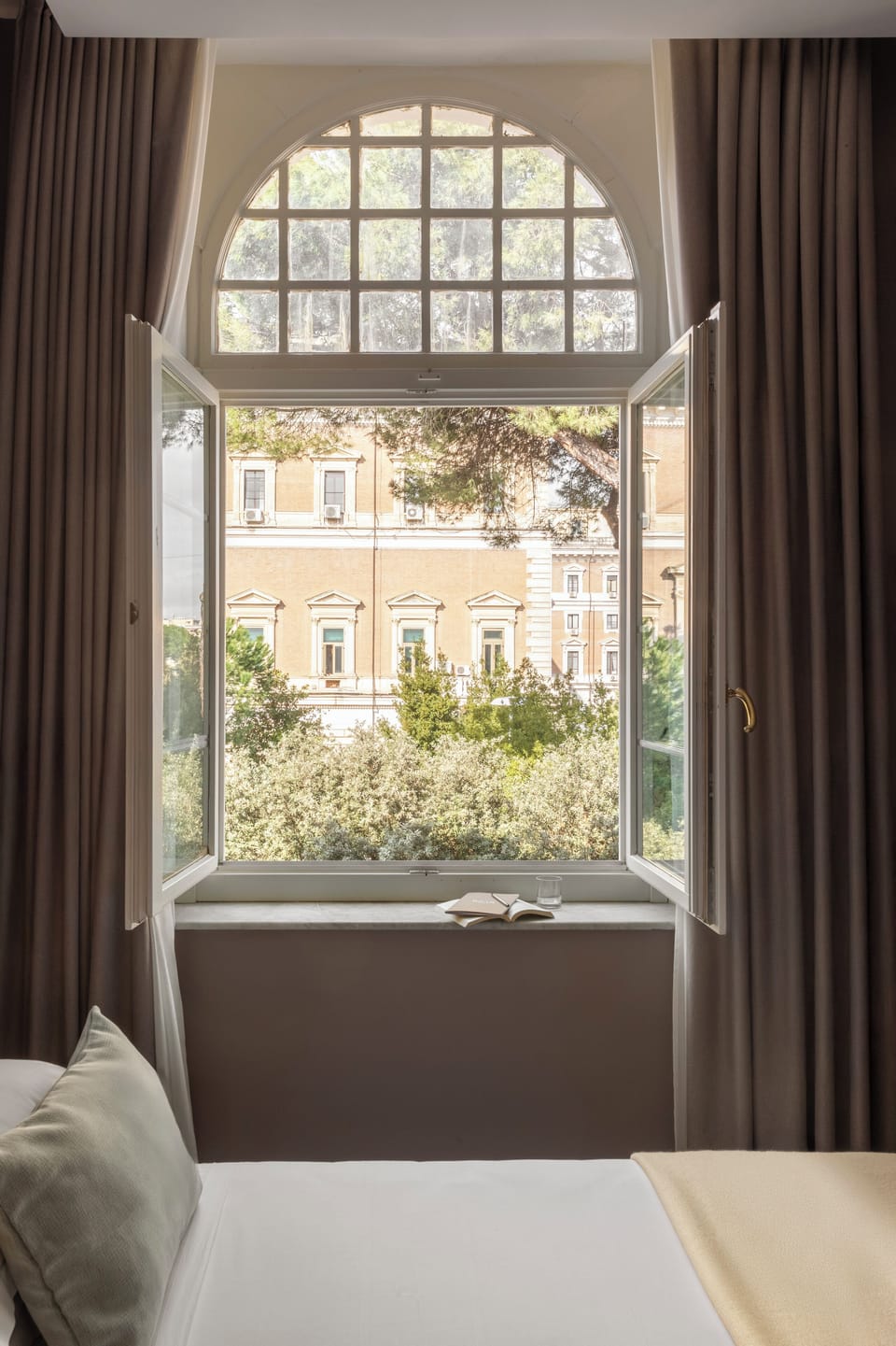 Standard Double or Twin Room | Minibar, in-room safe, blackout drapes, soundproofing