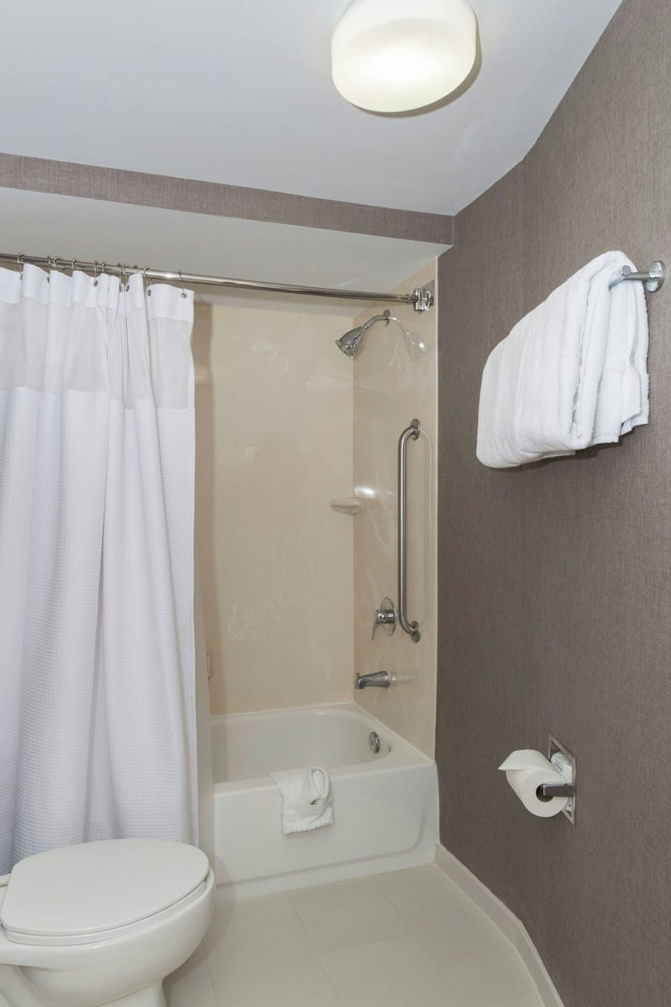 Combined shower/tub, free toiletries, hair dryer, towels
