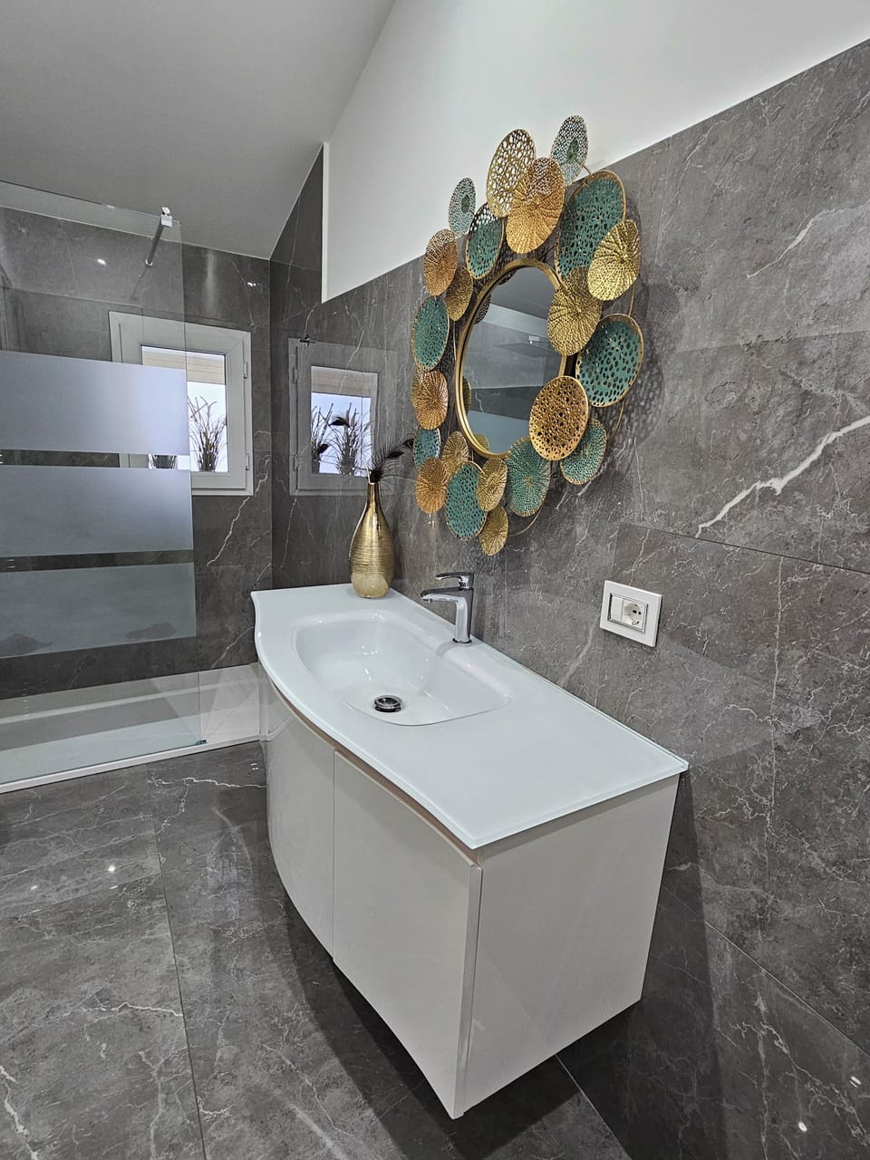Deluxe Double or Twin Room, 1 Bedroom, Ensuite, Mountain View | Bathroom | Shower, rainfall showerhead, hair dryer, bidet
