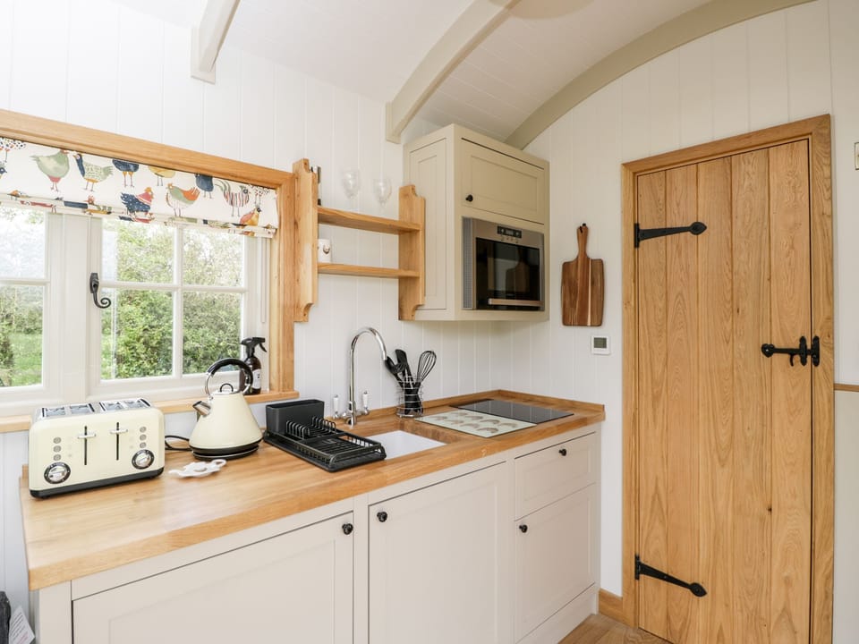 Cottage | Private kitchen | Fridge, microwave, electric kettle, toaster