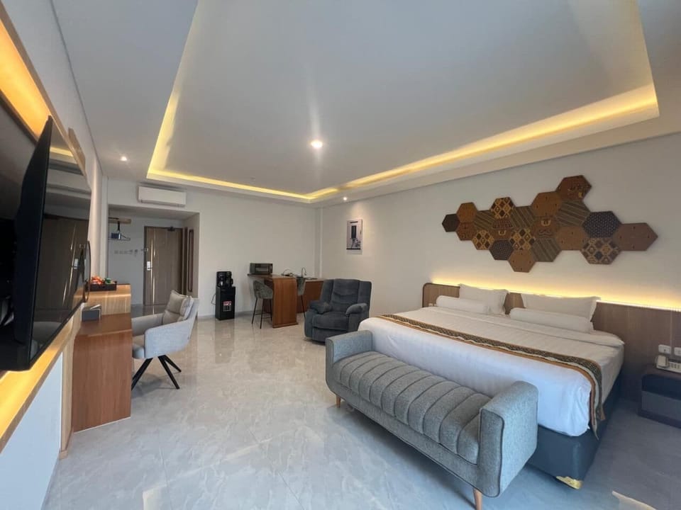 Suite Room | Premium bedding, desk, laptop workspace, free WiFi