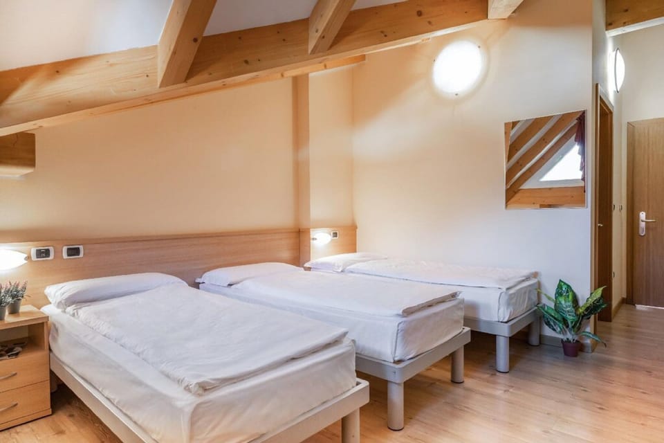 Classic Triple Room | In-room safe, desk, cribs/infant beds, free WiFi