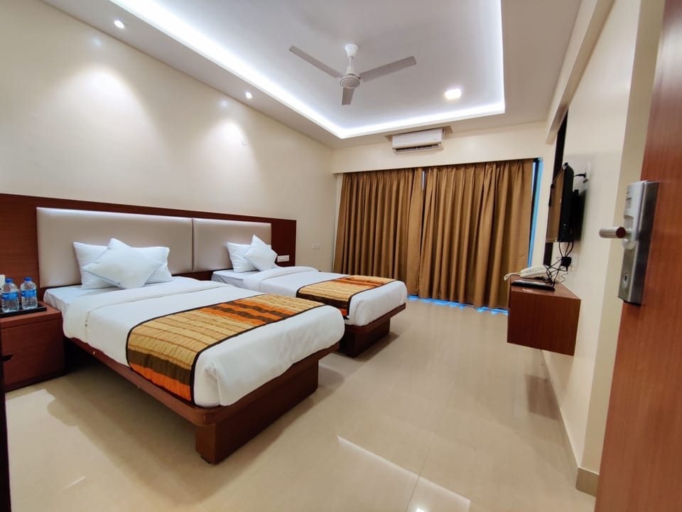 Deluxe Twin Room with Balcony | Desk, iron/ironing board, free WiFi, bed sheets