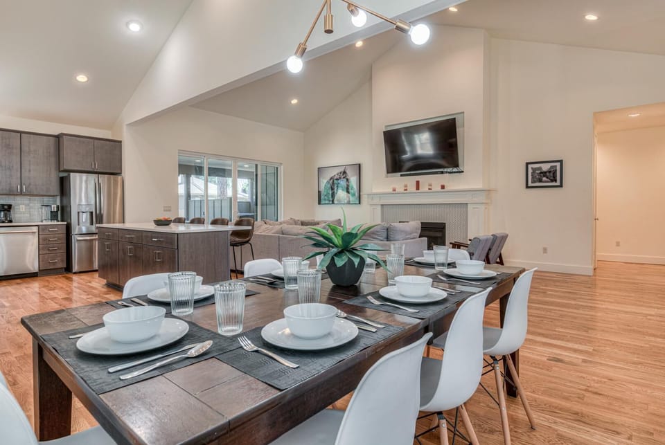 House, Multiple Beds (Kinglet - Unit 24) | Dining