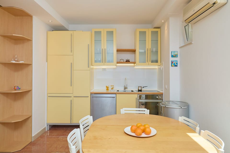 City Apartment (2 Bedrooms) | In-room dining
