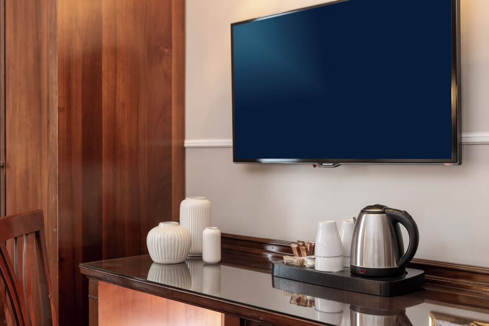 Comfort Single Room | Hypo-allergenic bedding, in-room safe, desk, laptop workspace